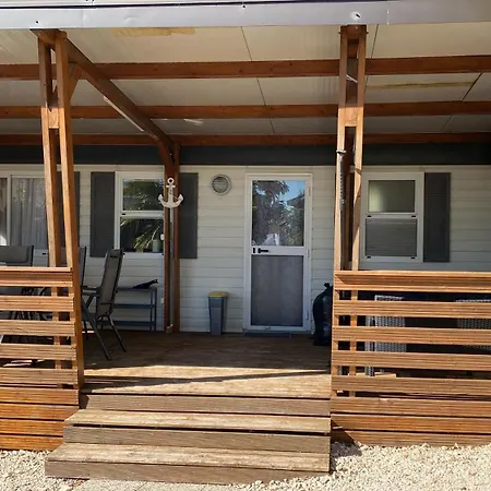 Chalet-mobilehome Mit Pool Kamp alanı *