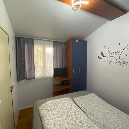 Chalet-mobilehome Mit Pool Kamp alanı Turanj