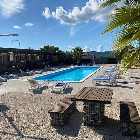 Chalet-mobilehome Mit Pool Kamp alanı