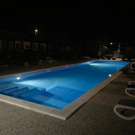 Chalet-mobilehome Mit Pool Kamp alanı