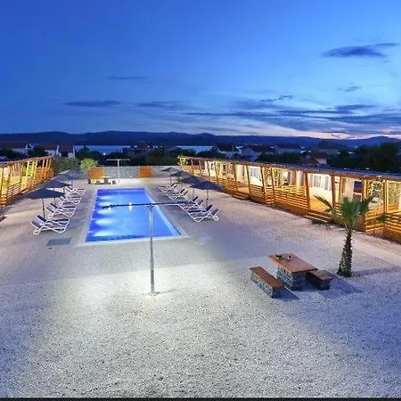 Chalet-mobilehome Mit Pool אתר קמפינג טוראני