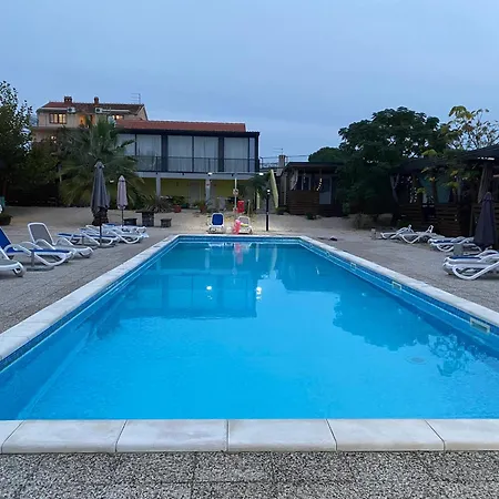 Chalet-mobilehome Mit Pool * טוראני