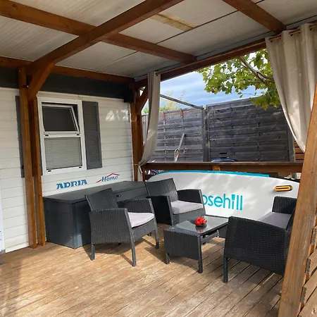 Chalet-mobilehome Mit Pool אתר קמפינג