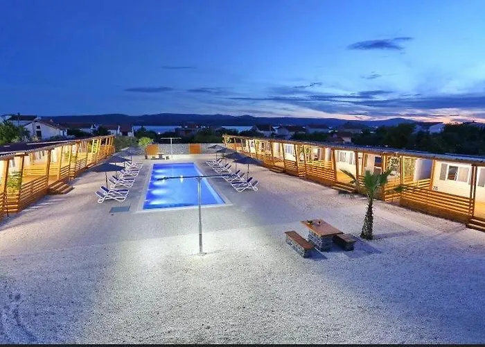 Chalet-mobilehome Mit Pool Кемпинг Турань