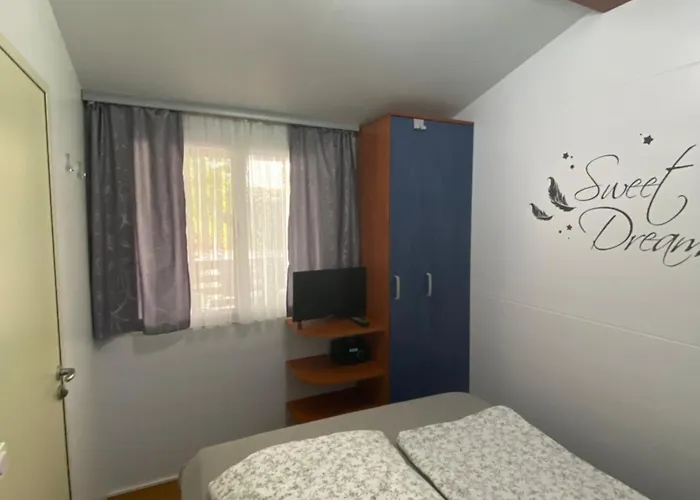 Chalet-mobilehome Mit Pool Кемпинг Турань